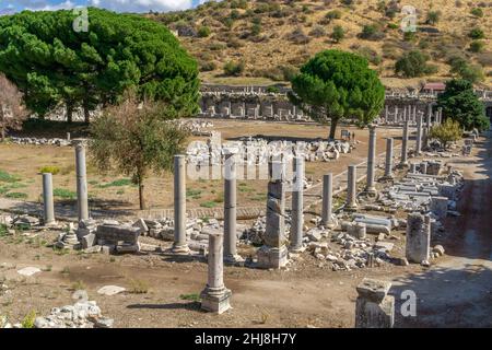 Leere Ansicht der antiken Stadtstraße und Ruinen von Ephesus in Selcuk in der Provinz Izmir, Türkei am 22. Oktober 2021. Stockfoto