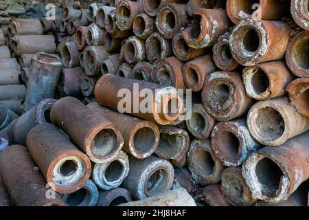 Große Gruppe von Ziegelrohren, die in der antiken Stadt Ephesus in Selcuk in der Provinz Izmir, Türkei, verwendet wurden. Stockfoto