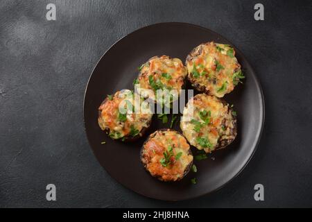 Gefüllte Pilzköpfe mit Frischkäse, Parmesan, Knoblauch und Kräutern. Stockfoto