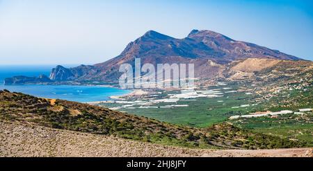 Blick auf den Strand von Falasarna (Falassarna) auf der Insel Kreta, Griechenland. Panoramaaufnahme des erstaunlichen Falasarna Paradiesstrandes mit Bergen im Hintergrund. Stockfoto