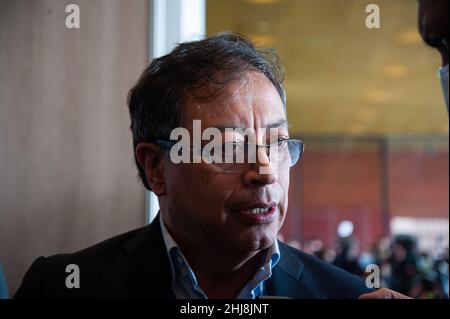 Bogota, Kolumbien. 27th Januar 2022. Präsidentschaftskandidat Gustavo Petro von der politischen Allianz „Pacto Historico“, der die PRISA Medios vor einer Präsidentschaftsdebatte stellt, die am 27. Januar 2022 live im Internet-Radio in Bogota, Kolumbien, übertragen wurde. Kredit: Long Visual Press/Alamy Live Nachrichten Stockfoto