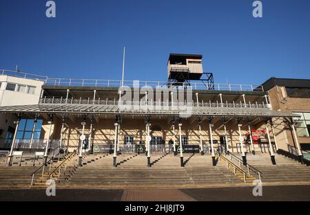 Blick auf eine Tribüne vor dem ersten Rennen auf der Rennbahn Newcastle. Bilddatum: Donnerstag, 27. Januar 2022. Stockfoto