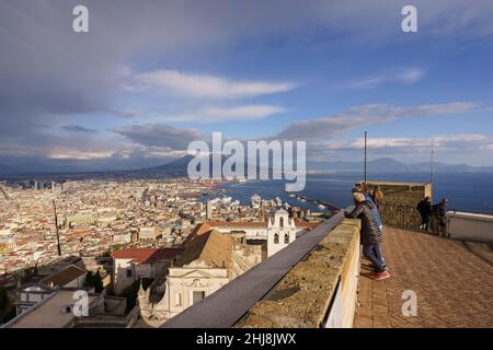 Napoli, Italien - Oktober 10 2021: Touristen genießen den Blick vom Castel Sant'Elmo über die Stadt Napoli und den Vesuv im Hintergrund b Stockfoto