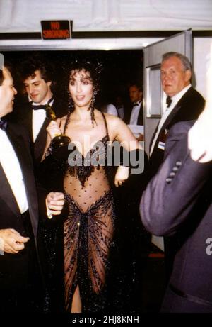 Cher bei den Academy Awards für die beste Schauspielerin für Moonstruck, 1988. Kredit: Ron Wolfson / Rock Negative / MediaPunch Stockfoto