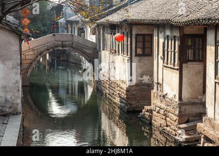 Ansicht einer Steinbrücke über einen kleinen Kanal in der Wasserstadt Zhouzhuang, China Stockfoto