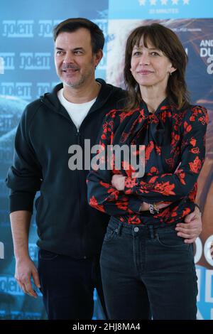 Madrid, Spanien. 27th Januar 2022. Regisseur Francois Ozon und die französische Schauspielerin Sophie Marceau nehmen an der Präsentation des Films „Todo ha ido bien“ im Hotel Barcelo Torre de Madrid Teil. (Foto: Atilano Garcia/SOPA Images/Sipa USA) Quelle: SIPA USA/Alamy Live News Stockfoto