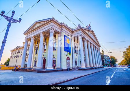 ZAPORIZHZHIA, UKRAINE - 25. AUGUST 2021: Der Blick auf das dramatische Theater von Wladimir Magar auf dem Theaterplatz, am 25. August in Saporizhzhia Stockfoto