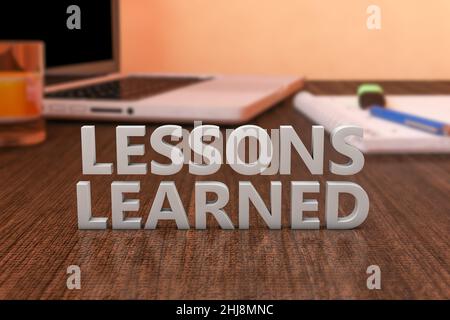 Lessons Learned - Briefe auf Holztisch mit Laptop und Notebook. 3D Darstellung rendern. Stockfoto