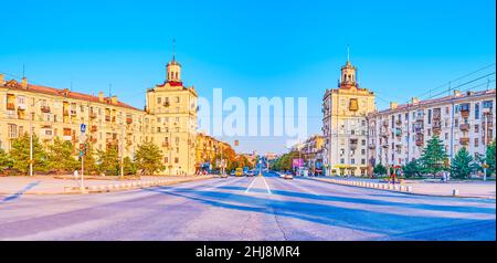 ZAPORIZHZHIA, UKRAINE - 25. AUGUST 2021: Panorama des Polyak-Platzes und des Sobornyi-Prospekts mit schönen Beispielen der monumentalen sowjetischen Architektur - BU Stockfoto