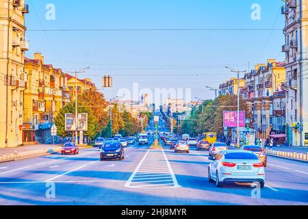 ZAPORIZHZHIA, UKRAINE - 25. AUGUST 2021: Der starke Verkehr auf dem Prospekt Sobornyi (Avenue), der zentralen Durchgangsstraße der Stadt, am 25. August in Zapori Stockfoto