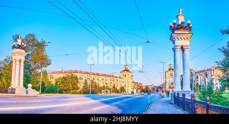 ZAPORIZHZHIA, UKRAINE - 25. AUGUST 2021: Panorama des Prospekts Sobornyi (Avenue) mit erhaltenen Gebäuden aus der Sowjetzeit mit Türmen und malerischen Straßen Stockfoto