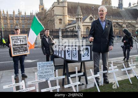 London, England, Großbritannien. 27th Januar 2022. Protestkundgebung und Vigil auf dem Parlamentsplatz zum Gedenken an den 50th. Jahrestag des blutigen Sonntags. Diane Abbott schließt sich den Rednern auf dem Parliament Square an. Kredit: Denise Laura Baker/Alamy Live Nachrichten Stockfoto