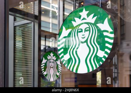 Tokio, Japan. 13th Januar 2022. Die amerikanische multinationale Kette Starbucks Coffee Store in Tokio. Kredit: SOPA Images Limited/Alamy Live Nachrichten Stockfoto