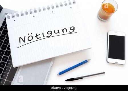 Noetigen - deutsch Wort für Zwang oder Zwang - handgeschriebener Text in einem Notizbuch auf einem Schreibtisch - 3D Darstellung. Stockfoto