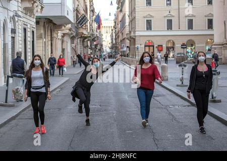 Italien, Rom, 09. Mai 2020 : Coronavirus-Notstand, Wiedereröffnung, Tag 6 der zweiten Phase des Covid-19-Notfalls in Rom. Die Leute genießen einen Tag in V Stockfoto