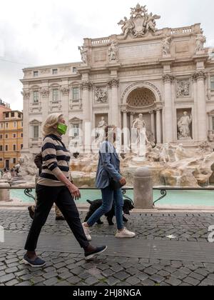 Italien, Rom, 09. Mai 2020 : Coronavirus-Notstand, Wiedereröffnung, Tag 6 der zweiten Phase des Covid-19-Notfalls in Rom. Die Leute genießen einen Tag in w Stockfoto