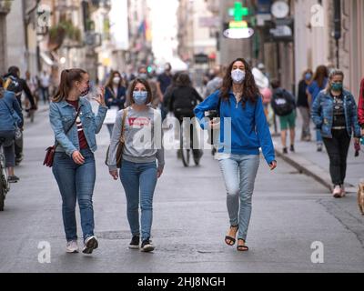 Italien, Rom, 09. Mai 2020 : Coronavirus-Notstand, Wiedereröffnung, Tag 6 der zweiten Phase des Covid-19-Notfalls in Rom. Die Leute genießen einen Tag in V Stockfoto