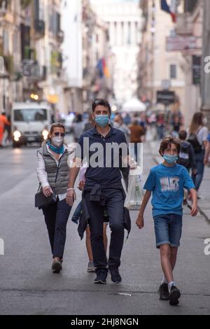 Italien, Rom, 09. Mai 2020 : Coronavirus-Notstand, Wiedereröffnung, Tag 6 der zweiten Phase des Covid-19-Notfalls in Rom. Die Leute genießen einen Tag in V Stockfoto