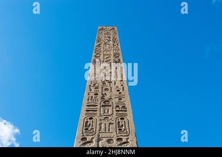 New York, NY, USA - 19. November 2021: Der Obelisk (Cleopatras Nadel), ein altes ägyptisches Denkmal, im Central Park Stockfoto
