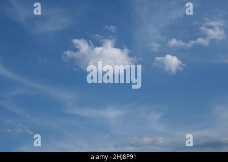 Himmel Wolken Hintergrund, tagsüber blauer Himmel mit einem schönen Muster von Wolken. Wunderschöne weiße Wolken am blauen Himmel. Strahlkraft, Textur für den Erdenhimmel Stockfoto