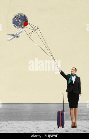 Glückliches junges Mädchen, Stewardess immer bereit, auf einen anderen Planeten zu fliegen. Modernes Design, zeitgenössische Kunstcollage. Stockfoto