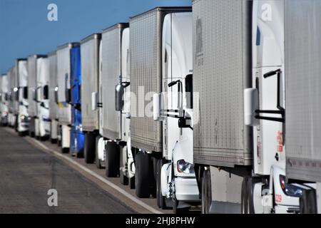 Linie von gestrandeten 18-Rad-LKW, und einige Autos, auf der I-40 Ost gebunden während der Bauarbeiten und Reparatur - Woche vor Weihnachten während Covid Stockfoto