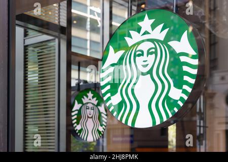 Tokio, Japan. 13th Januar 2022. Die amerikanische multinationale Kette Starbucks Coffee Store in Tokio. (Bild: © Stanislav Kogiku/SOPA Images via ZUMA Press Wire) Stockfoto