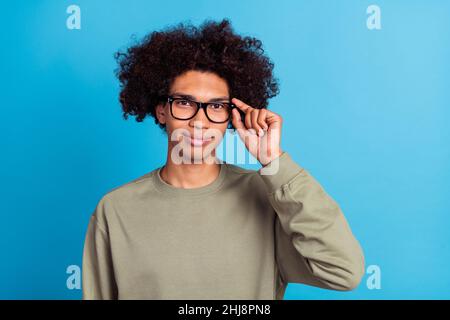 Foto von jungen Kerl Augenbrille Augenheilkunde clever tragen Freizeitkleidung isoliert über blauen Hintergrund Stockfoto