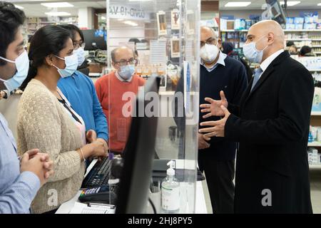 Gesundheitsminister Sajid Javid (rechts) dankt den Mitarbeitern für ihre Bemühungen im Rahmen des Impfprogramms gegen das Coronavirus bei einem Besuch in der Medicine Chest Apotheke an der King's Road im Südwesten Londons. Bilddatum: Donnerstag, 27. Januar 2022. Stockfoto