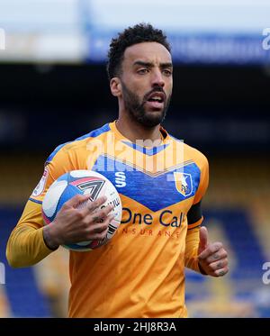 Datei-Foto vom 09-04-2021 von James Perch, der am Samstag, nachdem er seit August aus war, zum Mansfield-Team für den Kampf der Liga zwei mit Leyton Orient zurückkehren konnte. James Perch konnte am Samstag, nachdem er seit August aus war, zum Kampf der Liga zwei mit Leyton Orient in die Mansfield-Mannschaft zurückkehren. Ausgabedatum: Donnerstag, 27. Januar 2022. Stockfoto