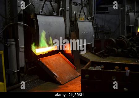 Industrieofen in der Werkstatt einer Schmiedeanlage zum Härten von Stahl bei hohen Temperaturen. Schmied- und Hüttenindustrie, Stahlherstellung, Heissrol Stockfoto