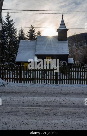 Kostel sv. Mikulase Holzkirche aus dem 16th. Jahrhundert im Dorf Nydek in der Tschechischen republik Stockfoto