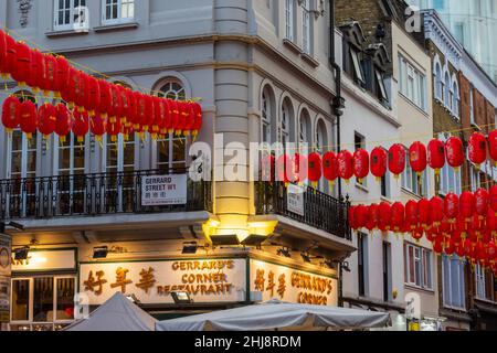 London, Großbritannien. 27. Januar 2022. Laternen in Chinatown vor dem chinesischen Neujahr. Das Jahr des Tigers beginnt offiziell am 1. Februar. Die Feierlichkeiten in Chinatown werden in diesem Jahr auf die Pandemie zurückgeschraubt. Kredit: Stephen Chung / Alamy Live Nachrichten Stockfoto