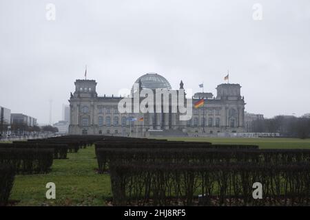 01/27/2022, Berlin, Deutschland, der Schriftzug #WeRemember befindet sich an der Westfassade des Bundestages. Heute, am 27. Januar, dem Jahrestag der Befreiung des Konzentrationslagers Auschwitz, wird in der Plenarsitzung des Bundestages ein Gedenkgottesdienst abgehalten. Stockfoto