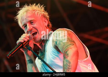 In Extremo, deutsche Medieval Metal Band: Sänger Michael Robert Rhein aka das letzte Einhorn. Kunstraub-Tour 2014, Konzert im Freigelände in Gießen, 11th. Juli 2014 Stockfoto