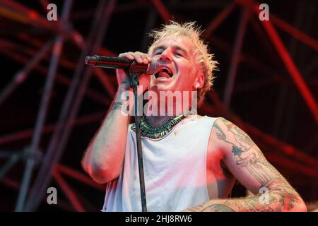 In Extremo, deutsche Medieval Metal Band: Sänger Michael Robert Rhein aka das letzte Einhorn. Kunstraub-Tour 2014, Konzert im Freigelände in Gießen, 11th. Juli 2014 Stockfoto