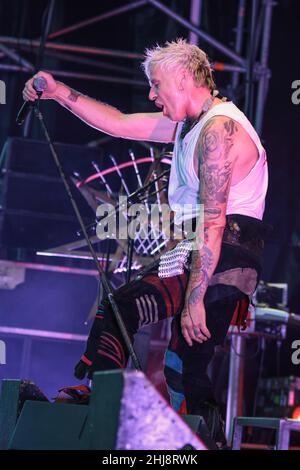 In Extremo, deutsche Medieval Metal Band: Sänger Michael Robert Rhein aka das letzte Einhorn. Kunstraub-Tour 2014, Konzert im Freigelände in Gießen, 11th. Juli 2014 Stockfoto