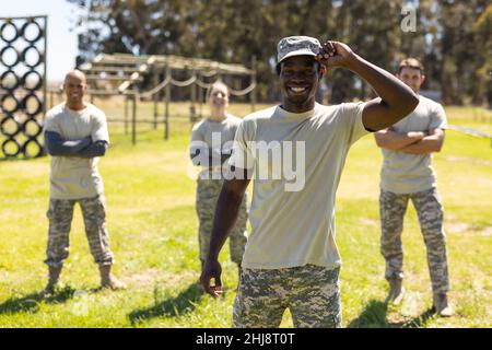 Portrait eines afroamerikanischen Soldaten, der lächelnd im Boot Camp stand Stockfoto