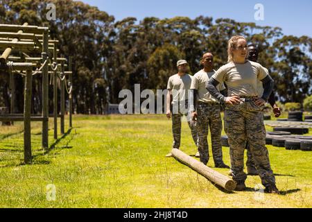 Gruppe von Männern und Frauen verschiedener Soldaten, die im Boot-Camp stehen Stockfoto