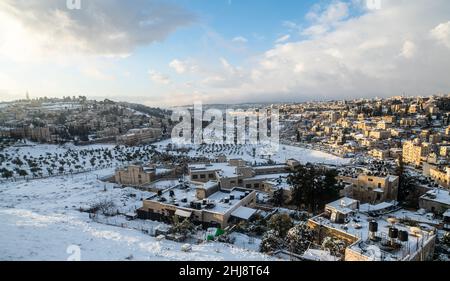 Die Skyline von Jerusalem ist schneebedeckt. Von Norden nach Süden Blick auf die verschneite Jerusalemer Altstadt und Ostjerusalem. Jerusalem, Israel. Januar 27th 2022. (Foto: Matan Golan/Sipa USA) Quelle: SIPA USA/Alamy Live News Stockfoto