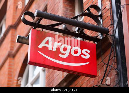 Argos Limited Beschilderung in einem Geschäft im Stadtzentrum von Belfast, das seitdem geschlossen und in die Außenbezirke gezogen ist. Stockfoto