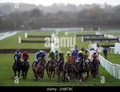 Läufer und Reiter starten Ihr RenntTV Jetzt kostenlos testen Handicap-Hürde für Anfänger auf der Wetherby-Rennbahn. Bilddatum: Donnerstag, 27. Januar 2022. Stockfoto