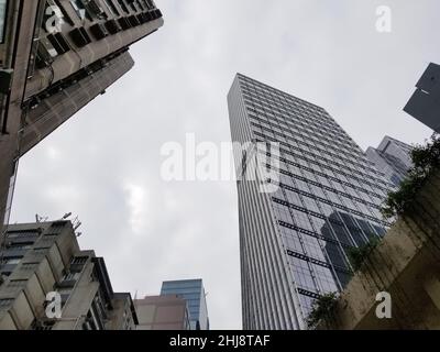 Wolkenkratzer aus Stein, Ziegel, Glas und Metall in Hongkong - Wohn- und Geschäftshäuser an einem bewölkten Tag -15 Stockfoto