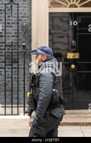 London, Großbritannien. 27th Januar 2022. Polizeibeamte vor der Tür der Downing Street 10, London, Großbritannien Kredit: Ian Davidson/Alamy Live News Stockfoto