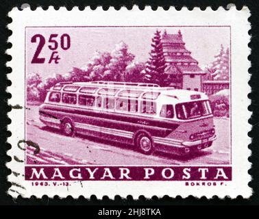 UNGARN - UM 1963: Eine in Ungarn gedruckte Marke zeigt Tourist Bus, um 1963 Stockfoto