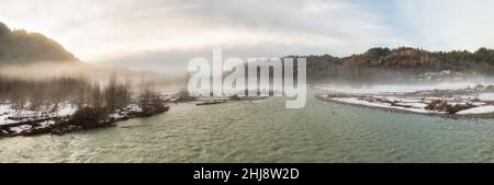 Panoramablick auf den Chilliwack River mit Schnee während der Wintersaison. Stockfoto