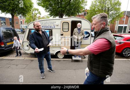 Ein religiöser christlicher Pastor stellte sich vor, wie er seine Straßenevangelisierung mit seiner Karawane auf der Ormeau Road im Süden von Belfast, Nordirland, leitete. Stockfoto