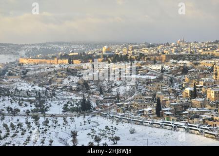 Die Skyline von Jerusalem ist schneebedeckt. Von Norden nach Süden Blick auf die verschneite Jerusalemer Altstadt und Ostjerusalem. Jerusalem, Israel. Januar 27th 2022. (Foto: Matan Golan/Sipa USA) Quelle: SIPA USA/Alamy Live News Stockfoto