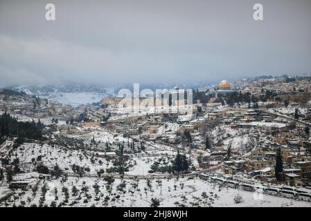 Die Skyline von Jerusalem ist schneebedeckt. Von Norden nach Süden Blick auf die verschneite Jerusalemer Altstadt und Ostjerusalem. Jerusalem, Israel. Januar 27th 2022. (Foto: Matan Golan/Sipa USA) Quelle: SIPA USA/Alamy Live News Stockfoto