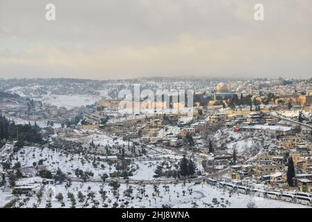 Die Skyline von Jerusalem ist schneebedeckt. Von Norden nach Süden Blick auf die verschneite Jerusalemer Altstadt und Ostjerusalem. Jerusalem, Israel. Januar 27th 2022. (Foto: Matan Golan/Sipa USA) Quelle: SIPA USA/Alamy Live News Stockfoto